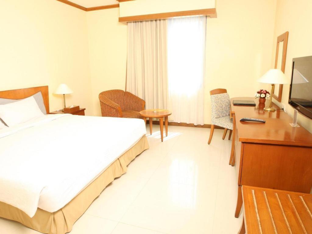 Makassar Golden Hotel Exterior foto