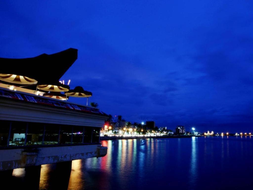 Makassar Golden Hotel Exterior foto