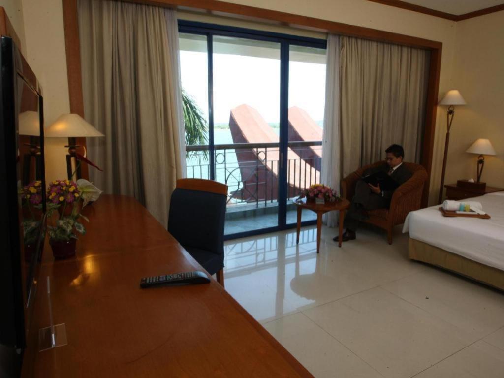 Makassar Golden Hotel Exterior foto